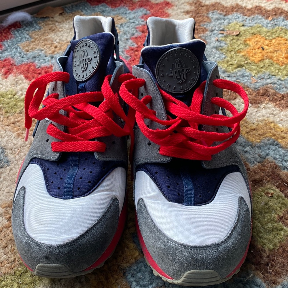 Mens Nike sneaker.  Size: 11.5
